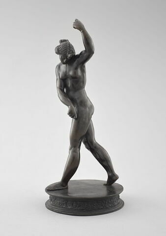 Statuette : femme marchant