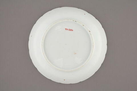 Compotier rond à bords festonnés et à côtes à l'intérieur, d'un ensemble de dix (TH 1354 à 1363), image 2/3