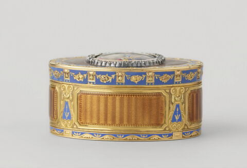 Tabatière de forme ovale en or émaillé brun et bleu pâle, image 8/9