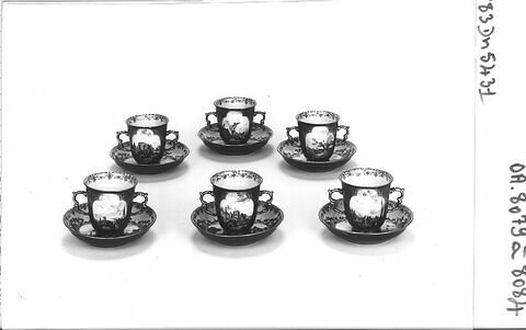 Tasse à deux anses et soucoupe, d'un service (OA 8074-8090), image 6/6