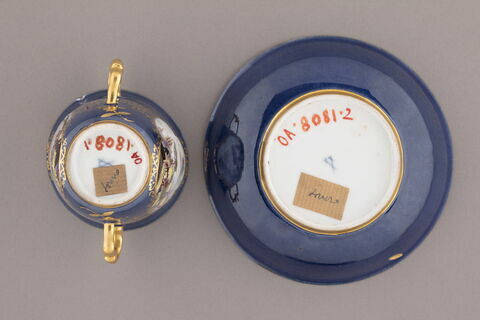 Tasse à deux anses et soucoupe, d'un service (OA 8074-8090), image 2/6