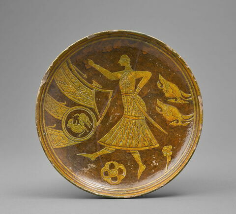 Plat creux à décor de personnage portant une épée, image 5/6