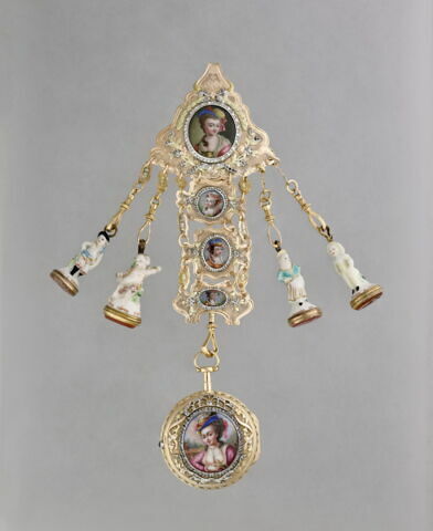 Montre ronde assortie d'une chatelaine ornées de portraits de femme