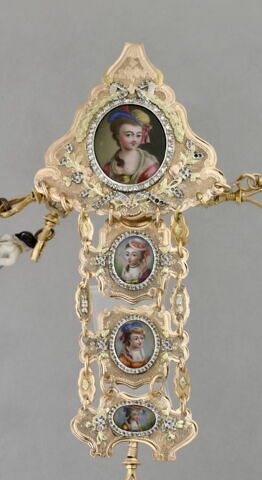 Montre ronde assortie d'une chatelaine ornées de portraits de femme, image 5/9