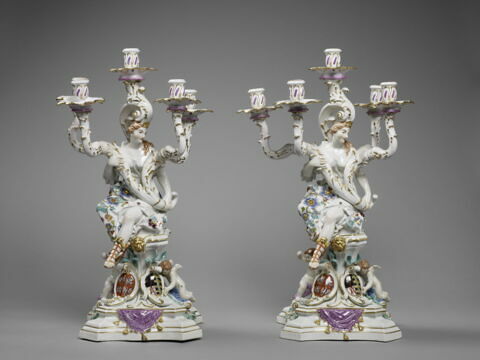Candélabre en porcelaine dure, d'une paire (OA 11147)