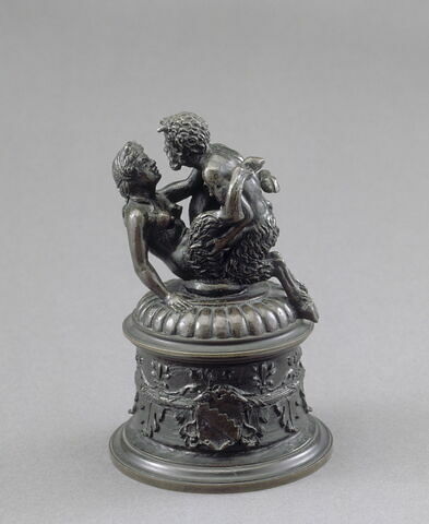 Couvercle d'encrier : satyres accouplés, image 3/9