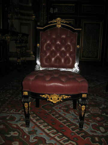 Chaise en bois noir de style Louis XIV.