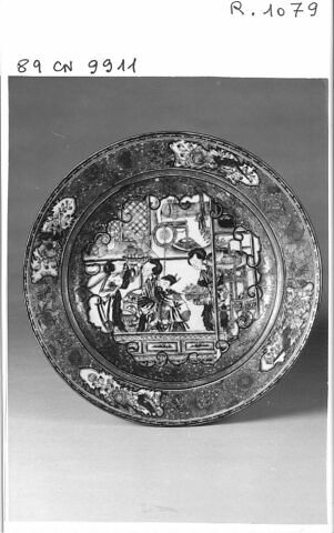 Assiette en porcelaine de Chine, décor noir et or