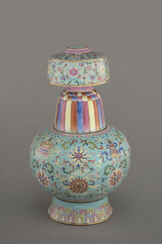 Vase sur pied bas ; panse sphérique renflée, d'une paire (R 1195)