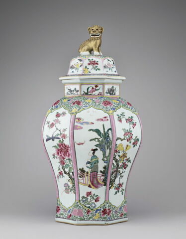 Vase à huit pans et à couvercle, d'une paire (TH 480)
