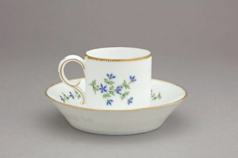 Tasse et soucoupe de la tasse, d'un cabaret (TH 1371 à TH 1379), image 6/6