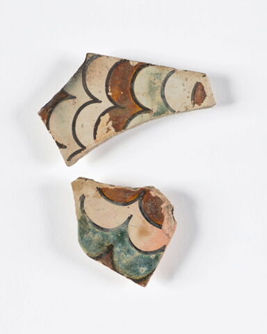 Deux fragments d'une plaque de revêtement décorative à décor d'ondulation