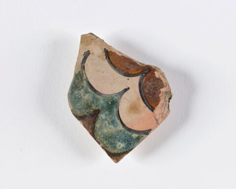 Deux fragments d'une plaque de revêtement décorative à décor d'ondulation, image 5/6