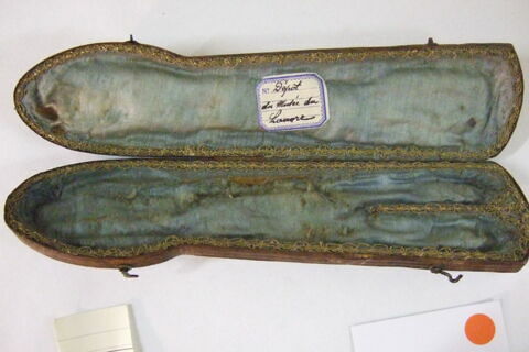 Ecrin d'une paire de ciseaux (?), image 2/2