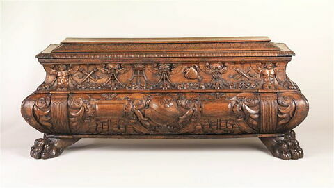 Coffre en forme de sarcophage