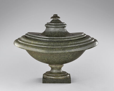 Vase en forme de navette., image 2/7