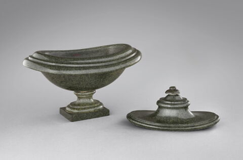 Vase en forme de navette., image 3/7