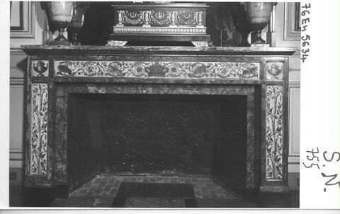 Cheminée à mosaïque de marbres