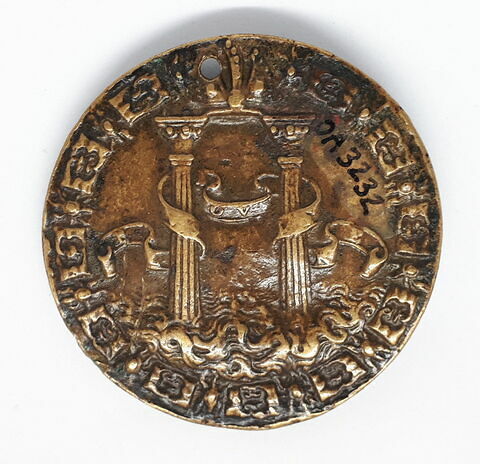 Médaille : Charles Quint et le prince Philippe II / deux colonnes sur des flots entourées du collier de la Toison d'Or, image 2/2