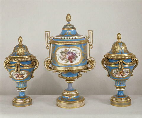 Vase Fontanieu à deux anses, d'une garniture (OA 10939 à OA 10941), image 4/4