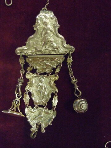 Châtelaine à décor rocaille