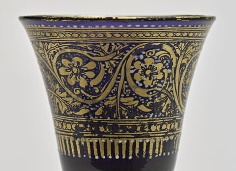 Gobelet sur pied à décor végétal, image 2/3