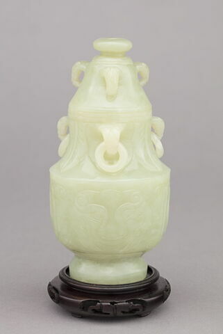Petit vase en jade à couvercle, avec socle en bois, image 3/3