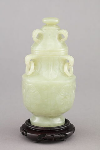 Petit vase en jade à couvercle, avec socle en bois