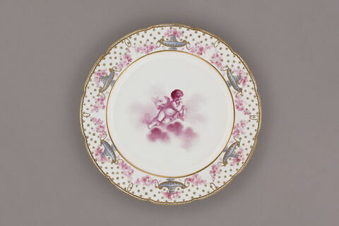 Assiette d'une série de quarante et une (R 510 à 549 bis); du service en pâte tendre blanche décorée de vases fleuris et d'amour en camaïeu rose et à bordure oeil de perdrix doré (R 489 à 549)