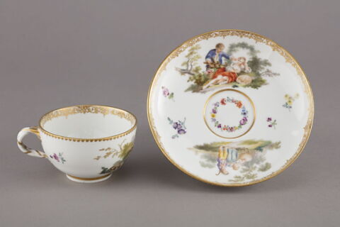 Tasse, soucoupe et cuillier d'un service de six pièces (R 995 à R 1000)