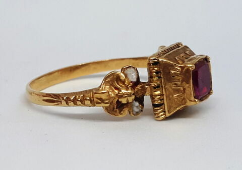 Bague en or enchâssant un rubis, image 2/3