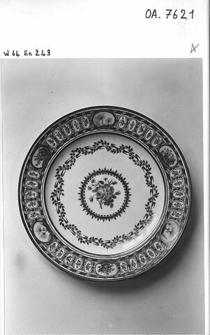 Assiette à décor polychrome de rubans torsadés et de fleurs, image 3/3