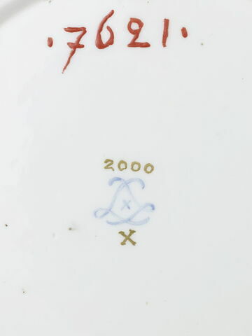 Assiette à décor polychrome de rubans torsadés et de fleurs, image 2/3