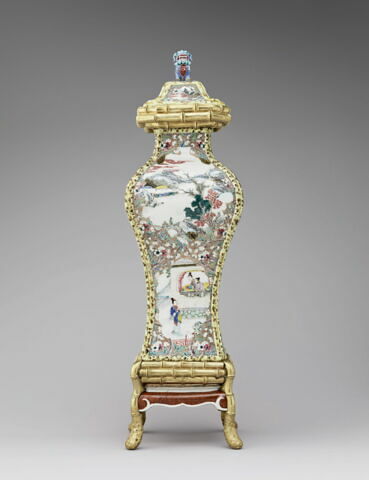 Vase en forme de balustre à quatre pans, d'une paire (TH 470)