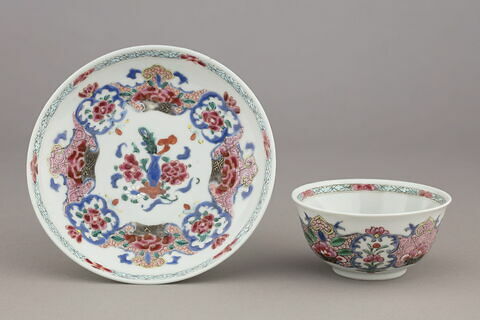 Tasse à thé et soucoupe d'un ensemble de trois (TH 505 à 507), image 1/3