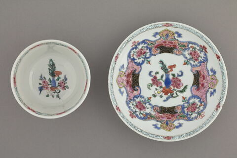 Tasse à thé et soucoupe d'un ensemble de trois (TH 505 à 507), image 2/3