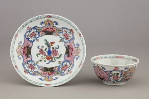 Tasse à thé et soucoupe d'un ensemble de trois (TH 505 à 507), image 1/3