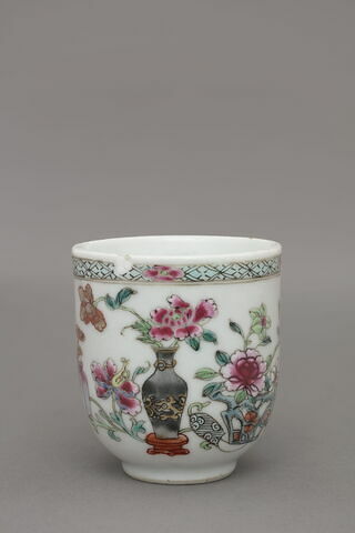 Tasse haute à anse, d'un ensemble de trois (TH 508 à 510), image 1/11