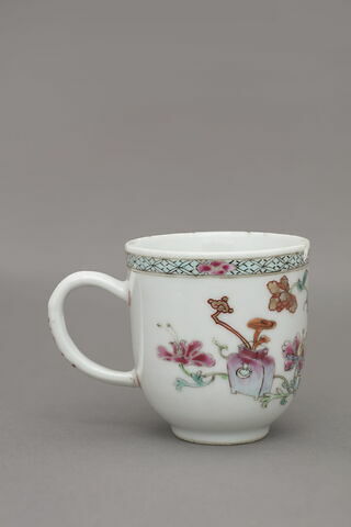 Tasse haute à anse, d'un ensemble de trois (TH 508 à 510), image 2/11