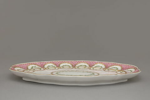Petit plat ovale à contours, image 3/3