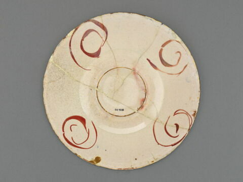 Assiette à décor de grotesques, image 2/2