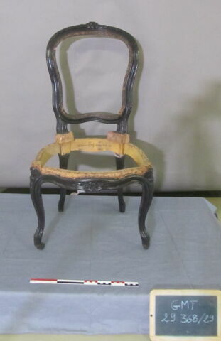 Chaise d'un ensemble de 38