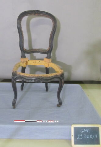 Chaise d'un ensemble de 38
