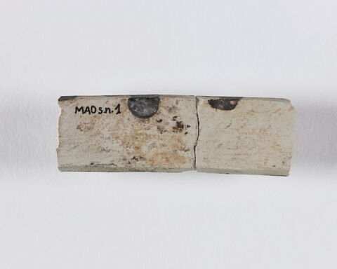 Fragment de baguette de revêtement mural, image 2/2