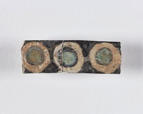 Fragment de baguette de revêtement mural