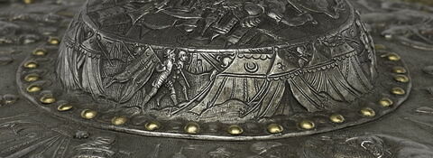 Broquel orné de scènes de combat, image 2/7