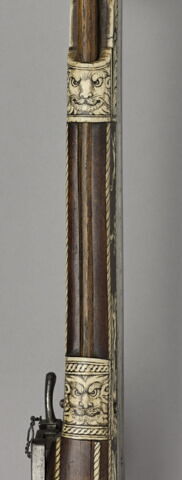 Pistolet à décor incrusté de scènes de chasse, image 4/9
