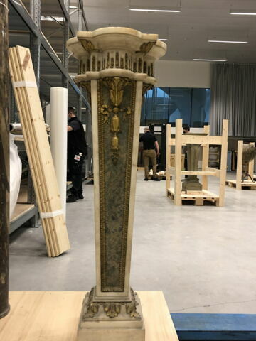 Gaine quadrilobée en marbre et bronze, image 2/4