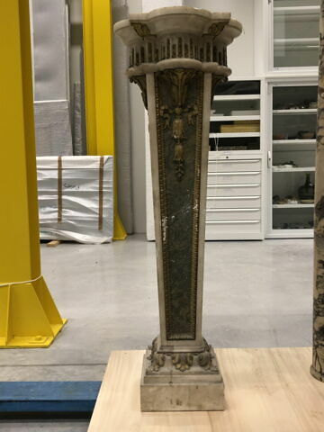 Gaine quadrilobée en marbre et bronze