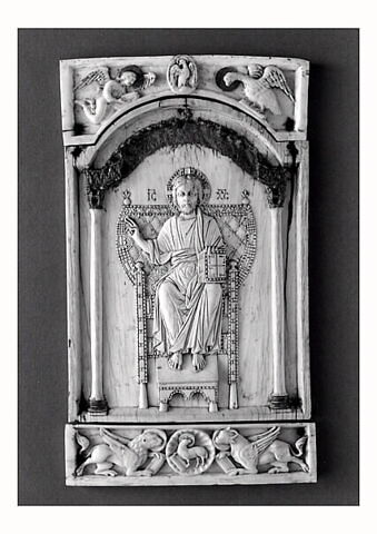 Élément cintré d'un plat de reliure précieuse, conçu pour compléter un relief byzantin (OA 2590 le Christ trônant) : symboles des évangélistes Matthieu (ange) et Jean (aigle), et colombe du Saint-Esprit, image 3/4